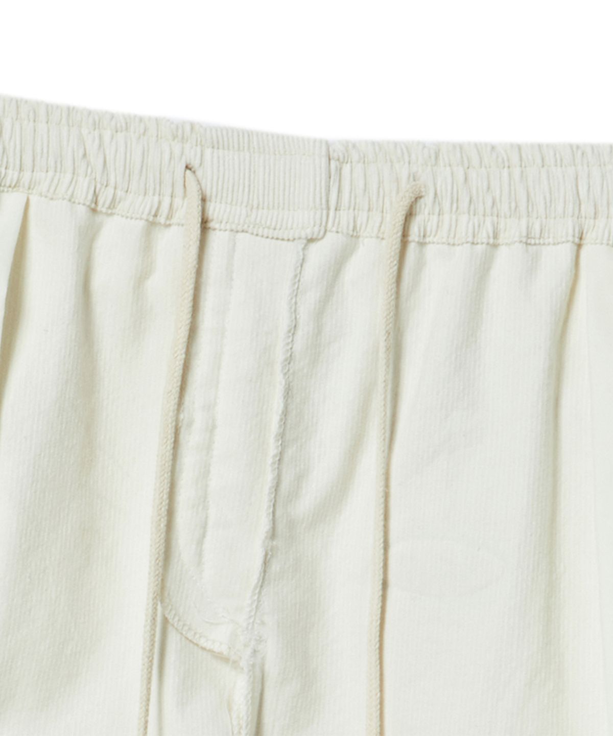 비욘드클로젯(BEYOND CLOSET) [COLLECTION LINE] 빈티지 와펜 디테일 코듀로이 하프 팬츠 아이보리
