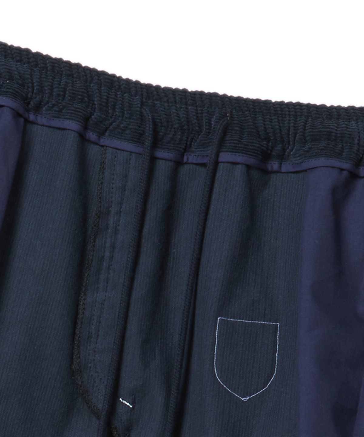 비욘드클로젯(BEYOND CLOSET) [COLLECTION LINE] 빈티지 와펜 디테일 코듀로이 하프 팬츠 네이비