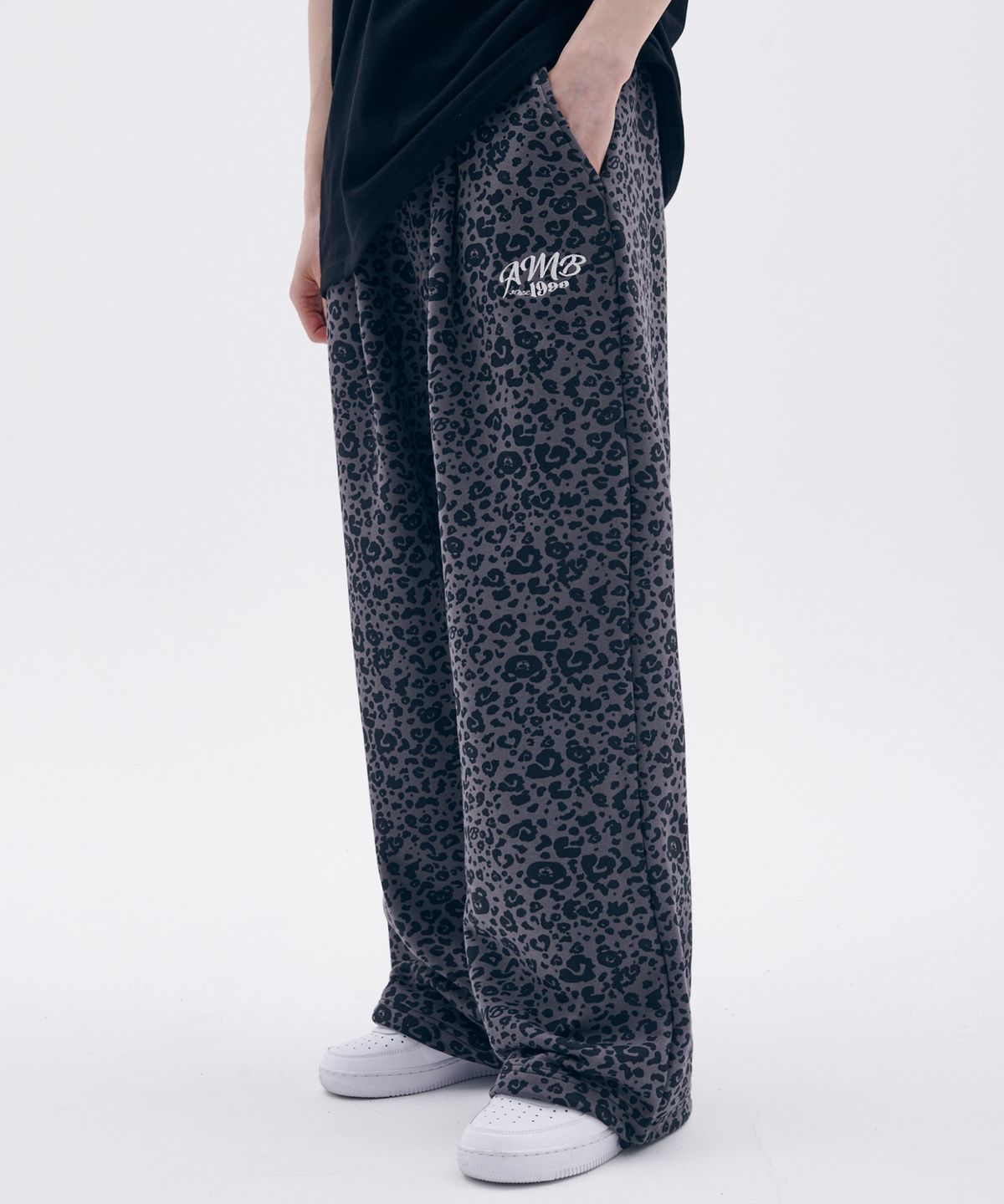 엠블러(AMBLER) Heart Bear Leopard Pants 원턱 2-Way 와이드 트레이닝 스웨트 팬츠 AP902 (다크그레이)