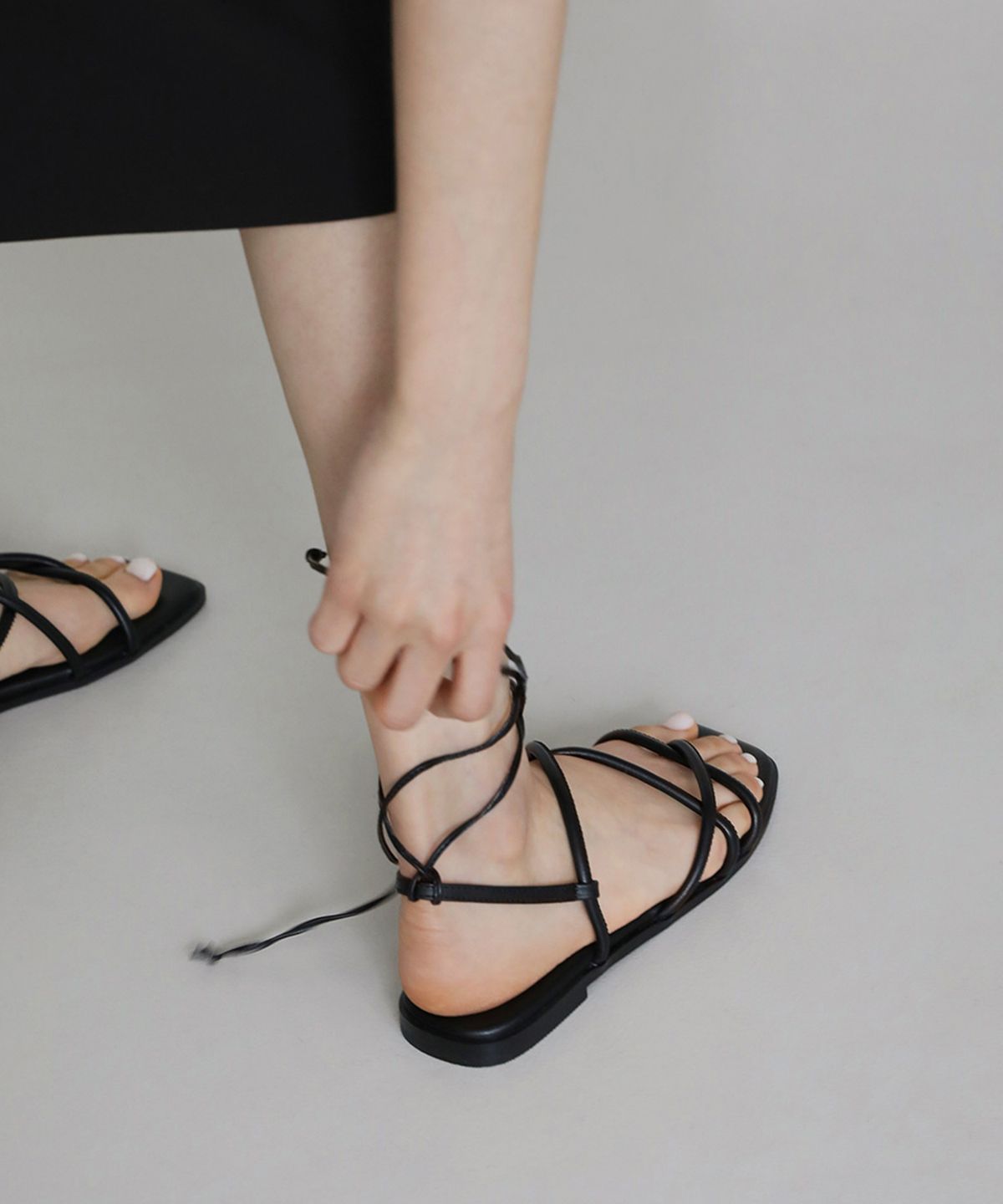 사뿐(SAPPUN) 레비아 레이스업 스트랩 샌들 (1cm)