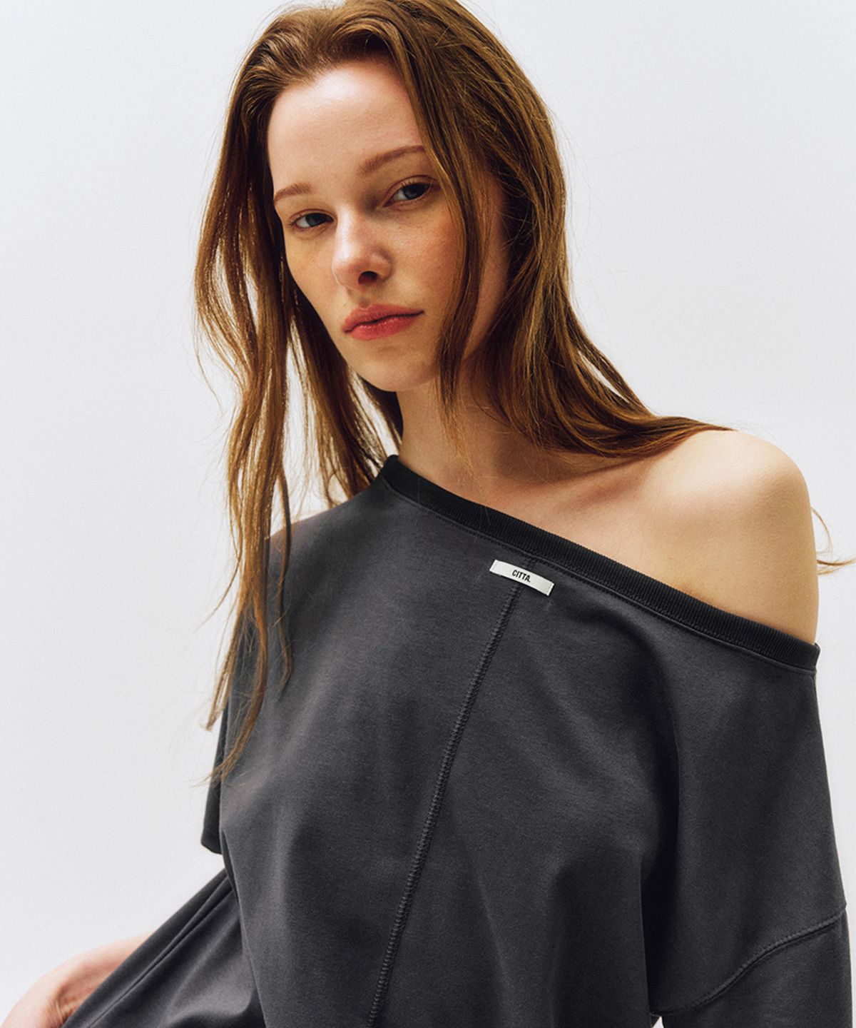 씨타(CITTA) Reversible Off Shoulder T-shirt_CTT362(Charcoal)