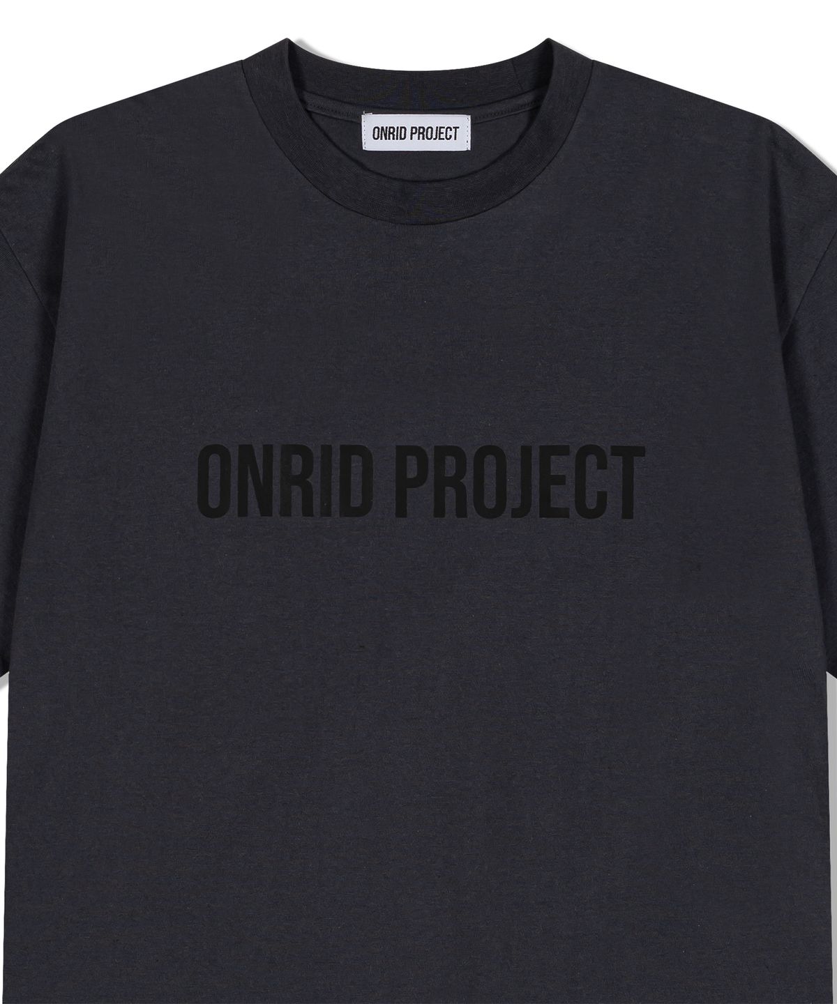 온리드프로젝트(ONRIDPROJECT) 빅 로고 티셔츠 - 차콜