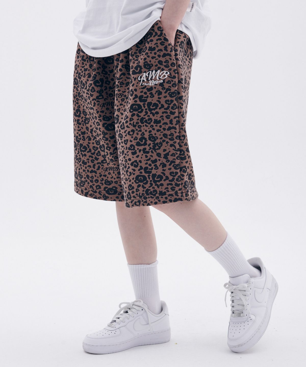 엠블러(AMBLER) Heart Bear Leopard Pants 버뮤다 원턱 스웨트 숏츠 반바지 ASP801 (브라운)