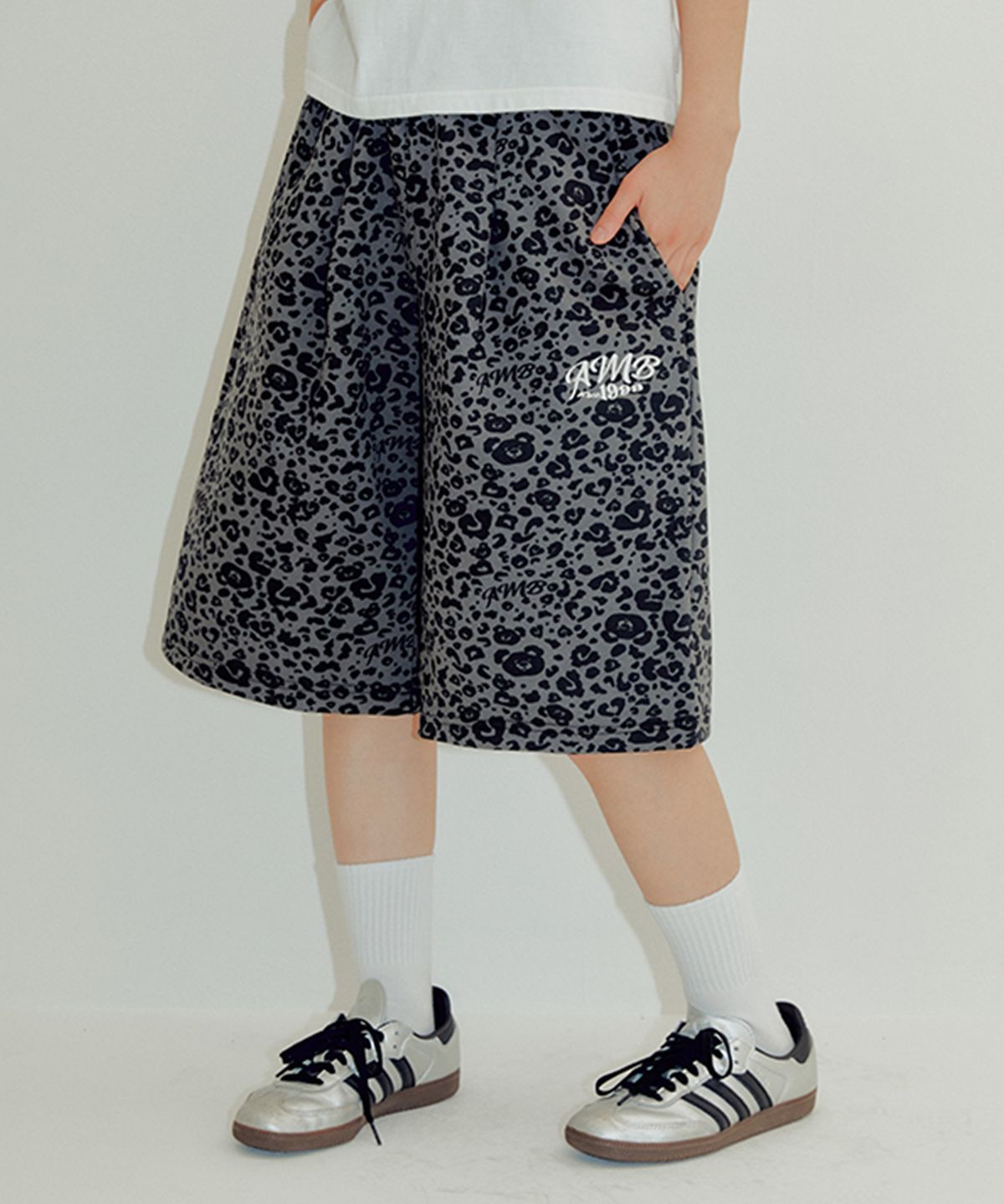 엠블러(AMBLER) Heart Bear Leopard Pants 버뮤다 원턱 스웨트 숏츠 반바지 ASP801 (다크그레이)