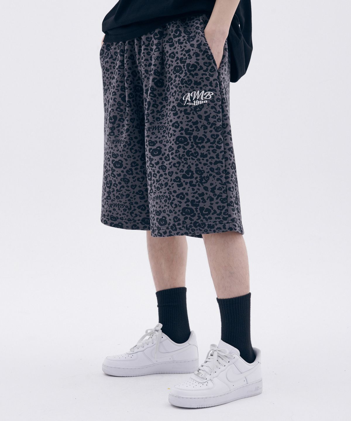엠블러(AMBLER) Heart Bear Leopard Pants 버뮤다 원턱 스웨트 숏츠 반바지 ASP801 (다크그레이)