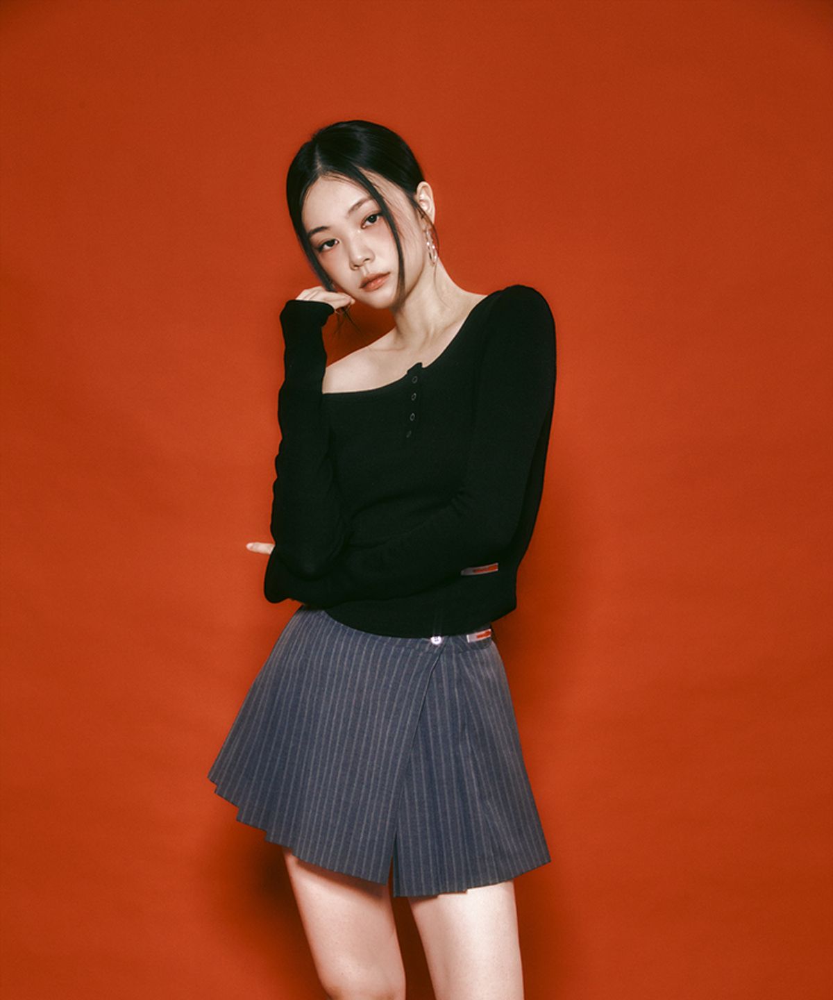 포영(FOUR YOUNG) Slit Pleats Skirt Pinstripe