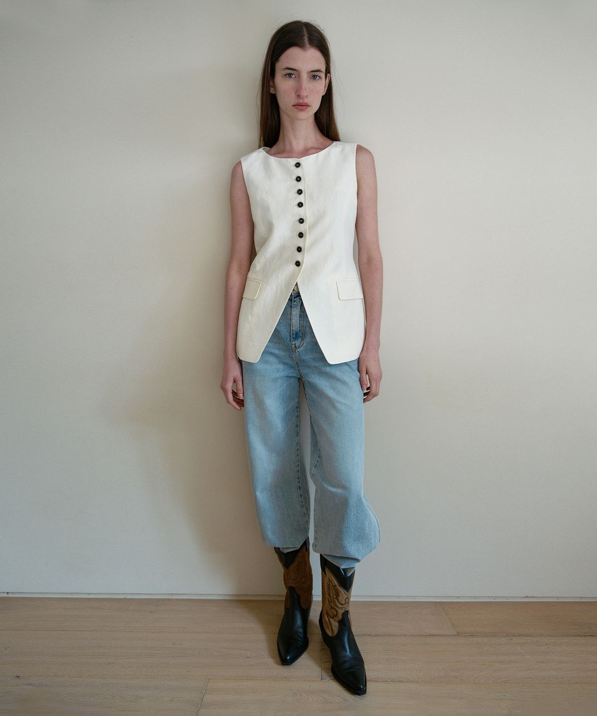 엔오르(EN OR) CONTRASTING BUTTONS SLEEVELESS JACKET - IVORY