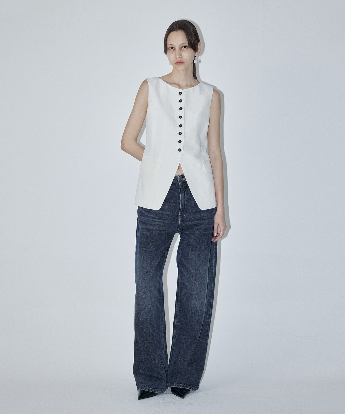 엔오르(EN OR) CONTRASTING BUTTONS SLEEVELESS JACKET - IVORY