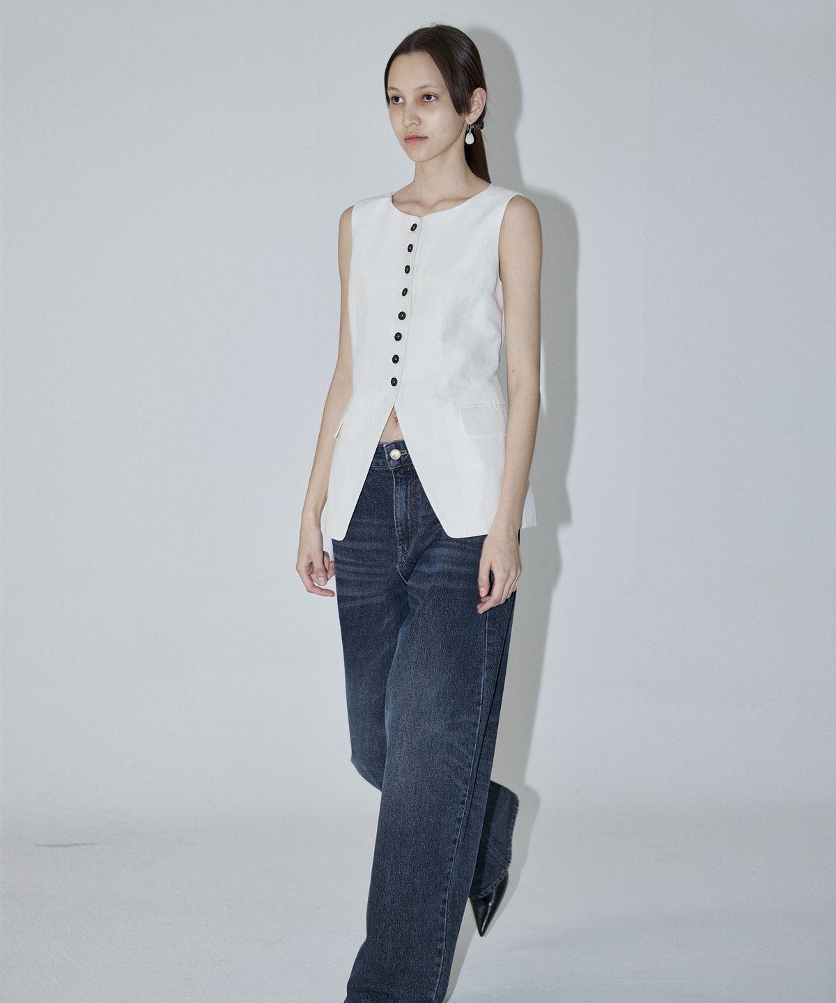 엔오르(EN OR) CONTRASTING BUTTONS SLEEVELESS JACKET - IVORY