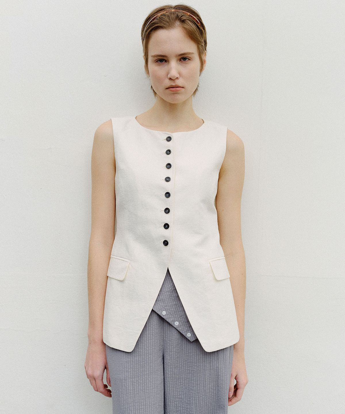 엔오르(EN OR) CONTRASTING BUTTONS SLEEVELESS JACKET - IVORY