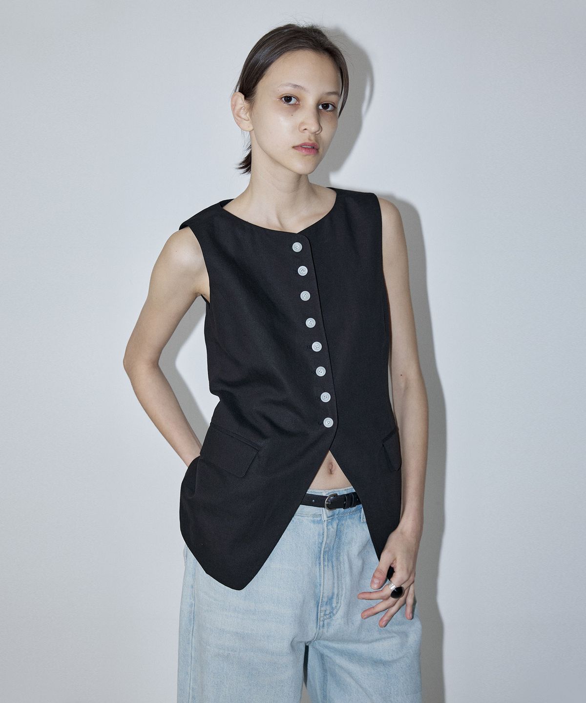 엔오르(EN OR) CONTRASTING BUTTONS SLEEVELESS JACKET - BLACK