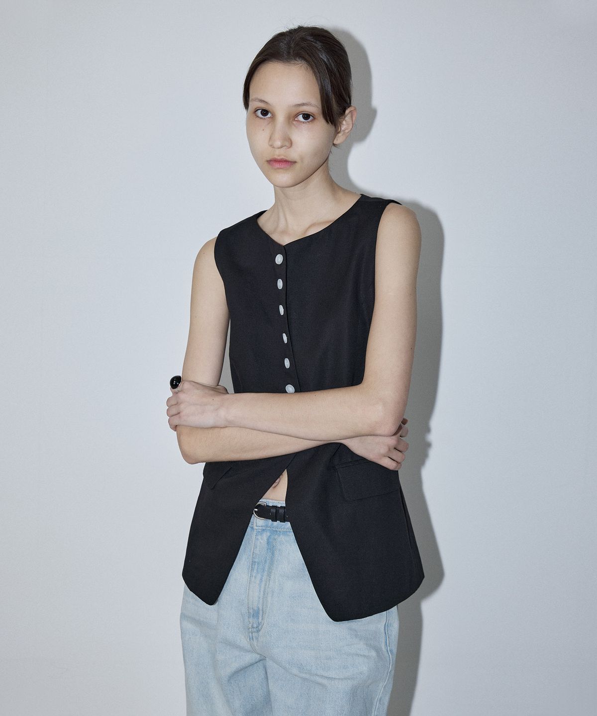 엔오르(EN OR) CONTRASTING BUTTONS SLEEVELESS JACKET - BLACK