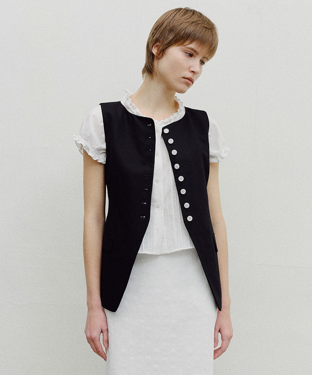 엔오르(EN OR) CONTRASTING BUTTONS SLEEVELESS JACKET - BLACK