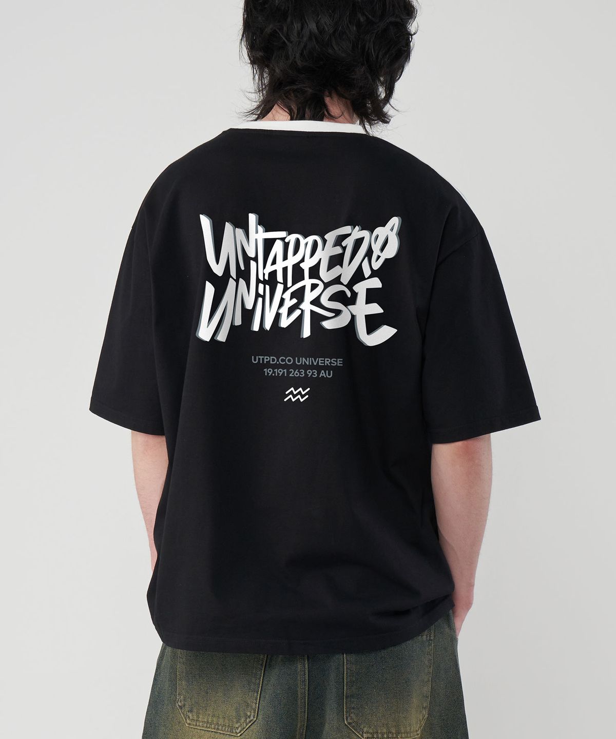 언탭트 스튜디오(UNTAPPED STUDIO) 유니버스 오버랩 오버핏 트랙 반팔 배색 티셔츠 3Color