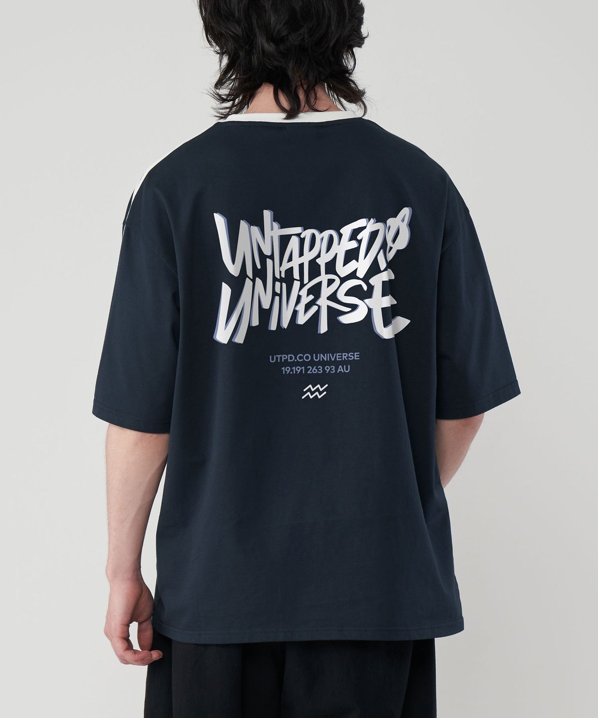 언탭트 스튜디오(UNTAPPED STUDIO) 유니버스 오버랩 오버핏 트랙 반팔 배색 티셔츠 3Color