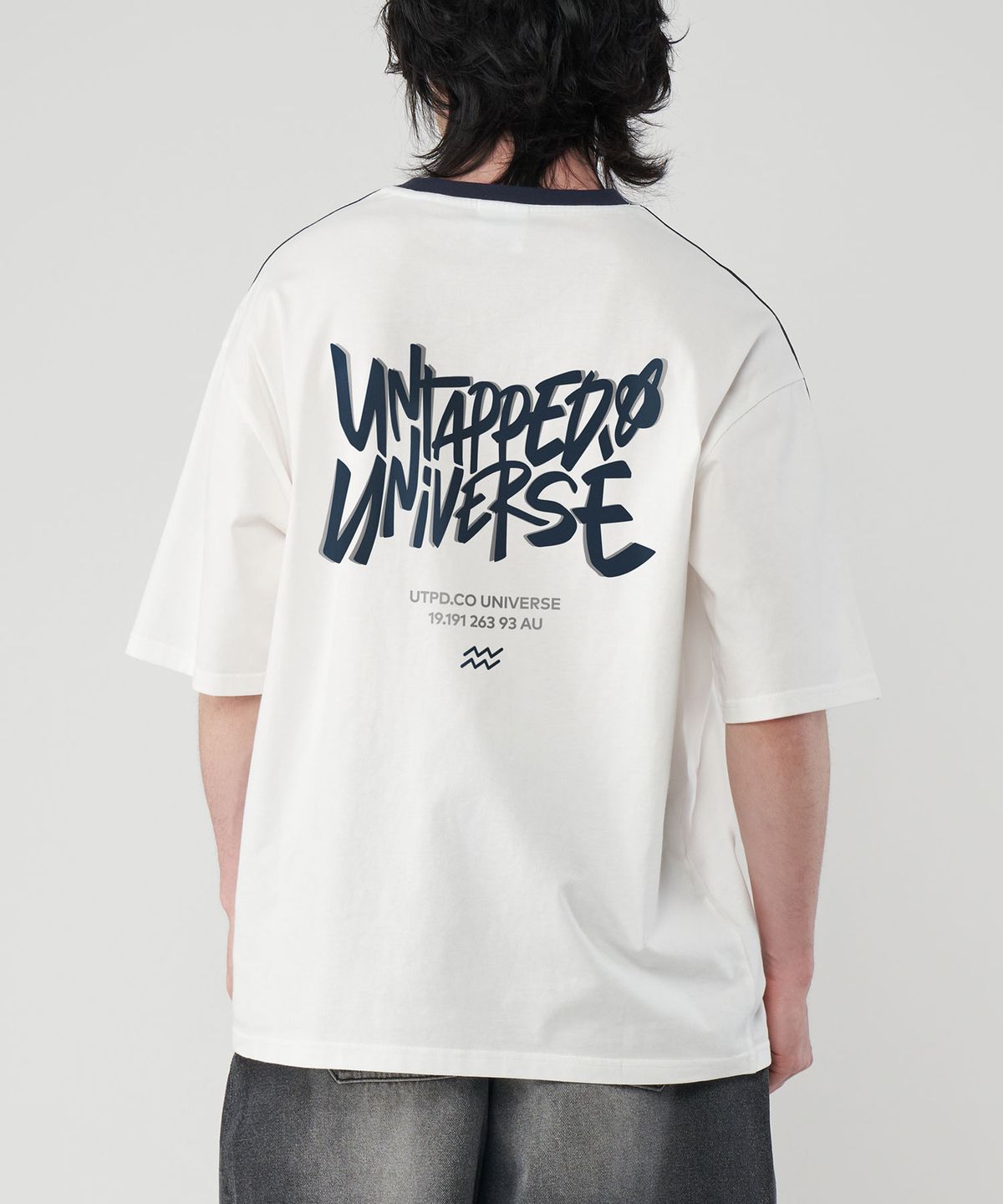 언탭트 스튜디오(UNTAPPED STUDIO) 유니버스 오버랩 오버핏 트랙 반팔 배색 티셔츠 3Color