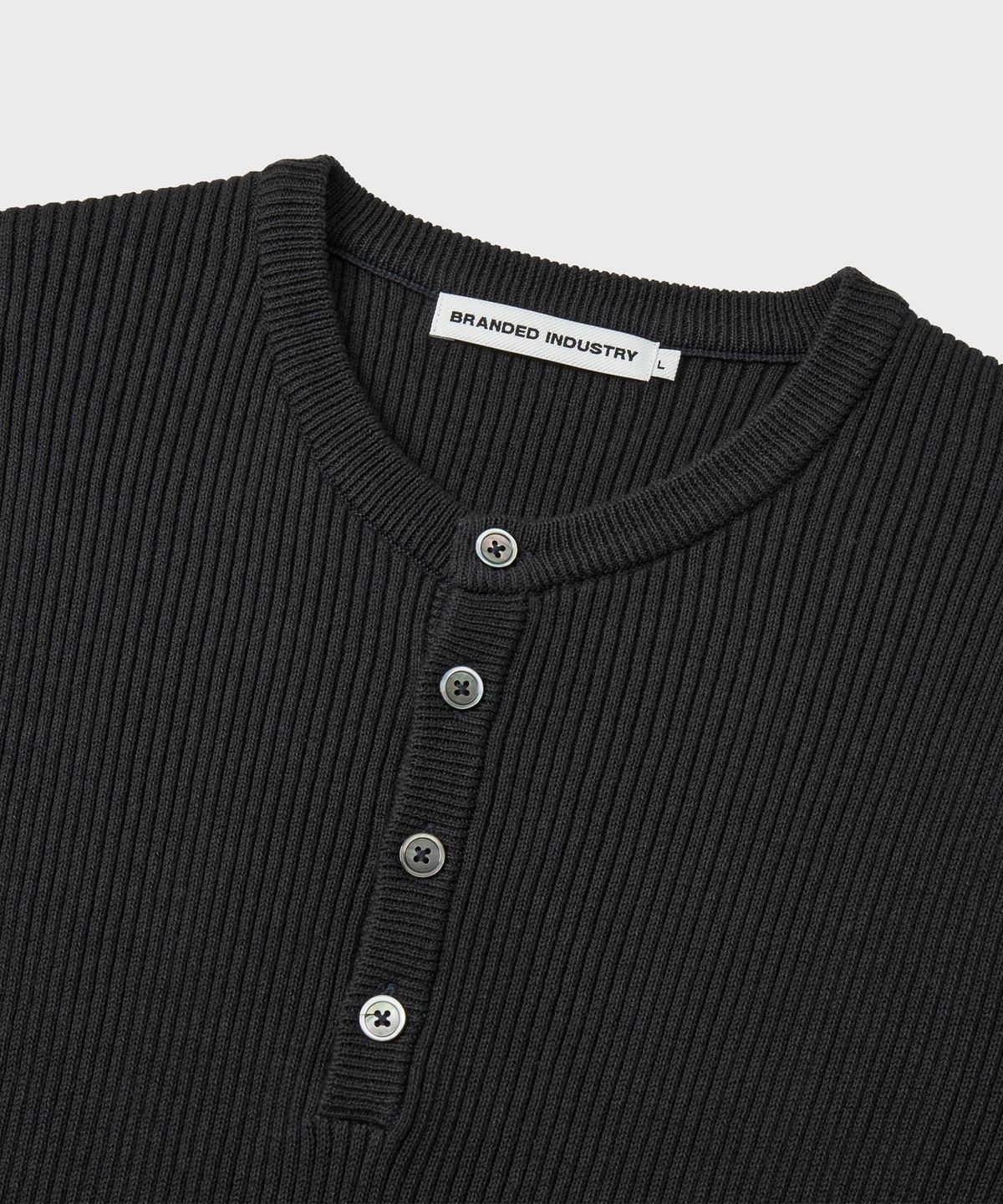 브랜디드(BRANDED) HARD TWIST RIBBED HENLEY NECK HALF KNIT [GRAPHITE]