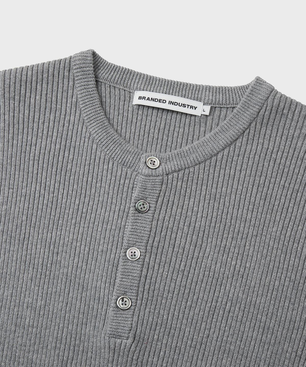 브랜디드(BRANDED) HARD TWIST RIBBED HENLEY NECK HALF KNIT [MELANGE GRAY]