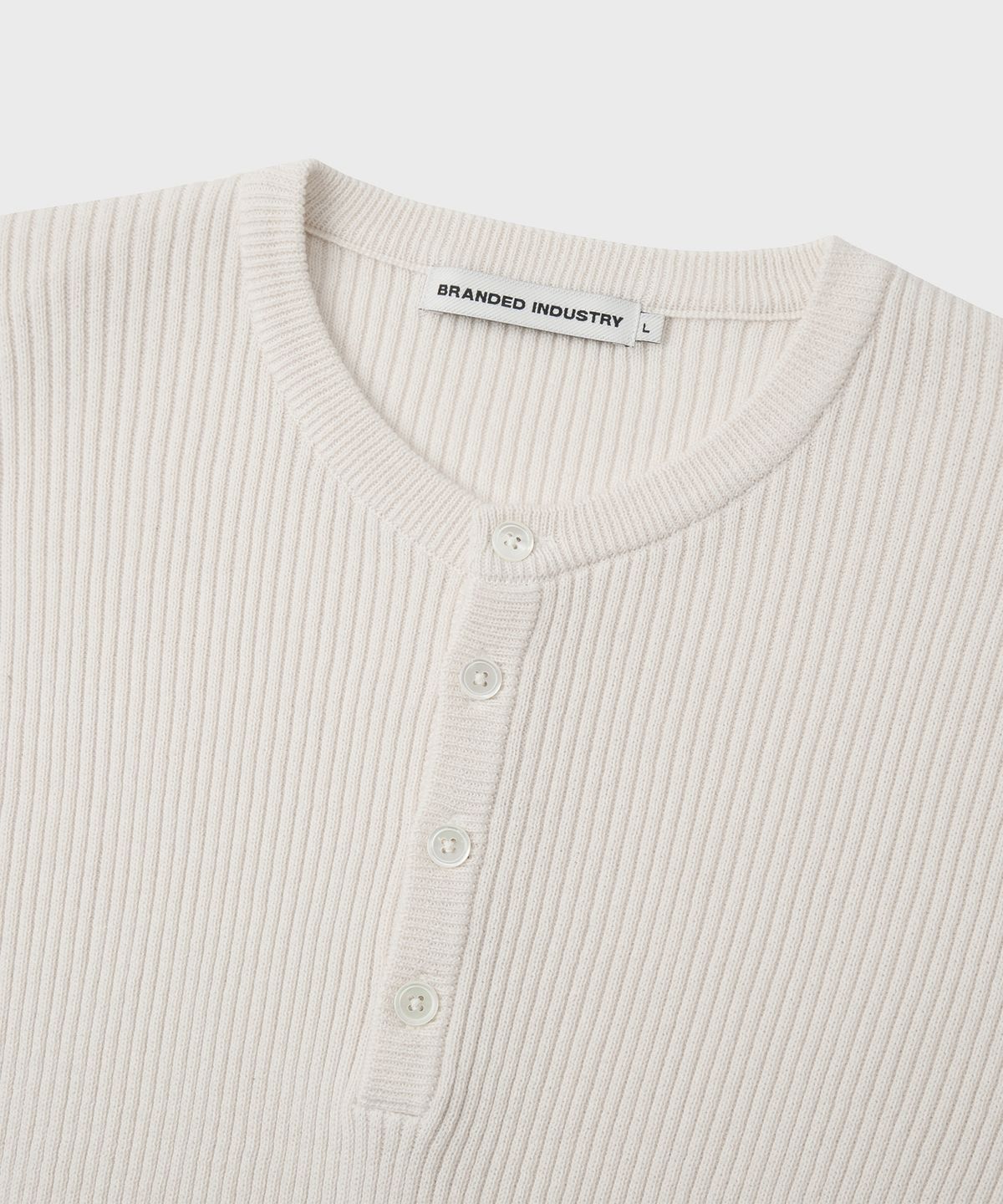 브랜디드(BRANDED) HARD TWIST RIBBED HENLEY NECK HALF KNIT [IVORY]
