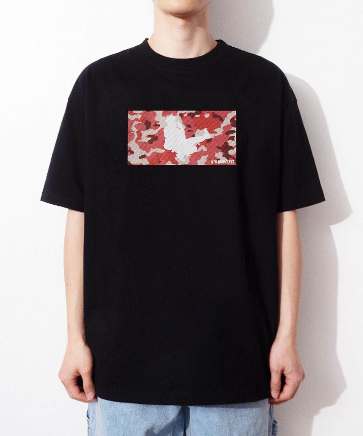 큐티에잇 가먼츠(QT8 GARMENTS) OC Noodle X QT8 Pink Camo Tee (Black)