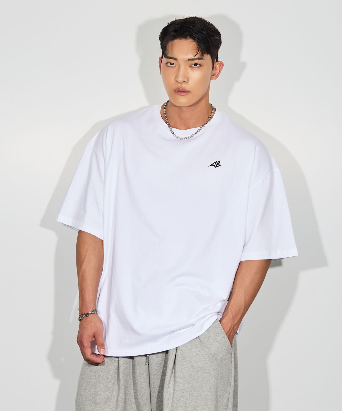베트랙트(BATTRACT) 심볼로고 베이직 오버핏 반팔티_화이트