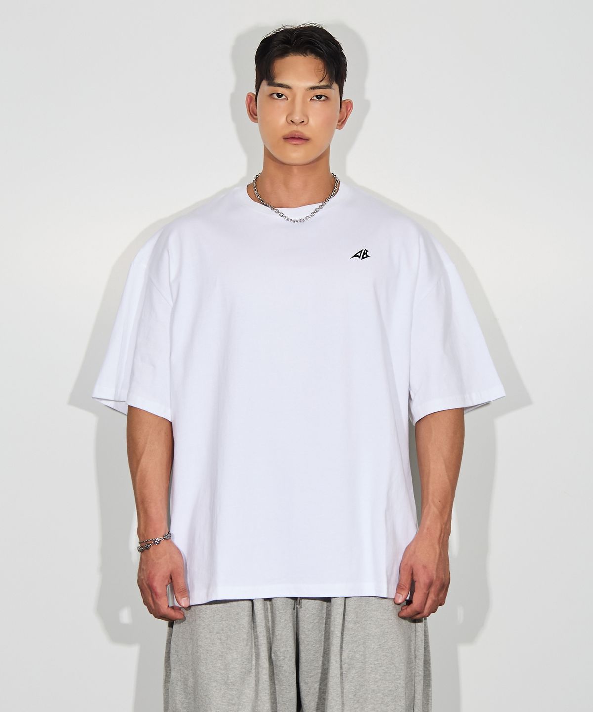 베트랙트(BATTRACT) 심볼로고 베이직 오버핏 반팔티_화이트