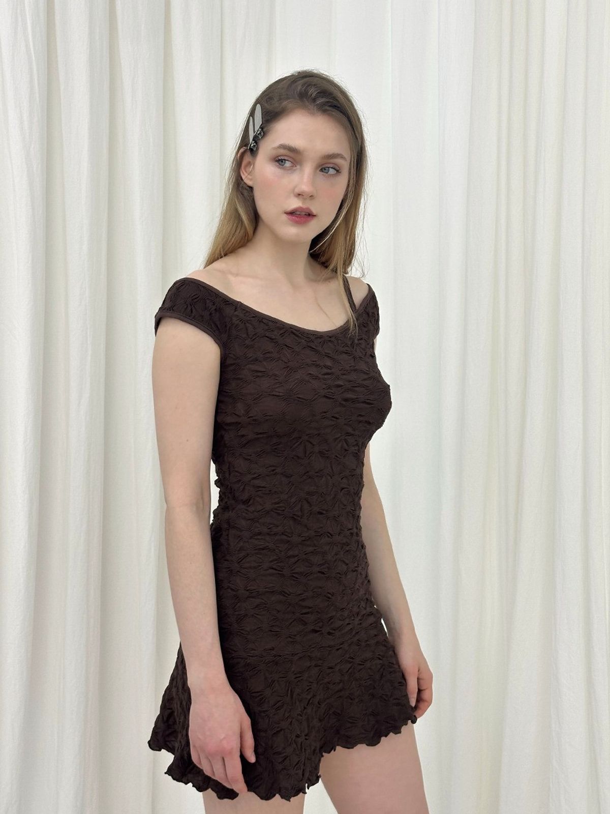 모이페어(MOIFAIRE) ONE-SHOULDER WRINKLE DRESS / BROWN