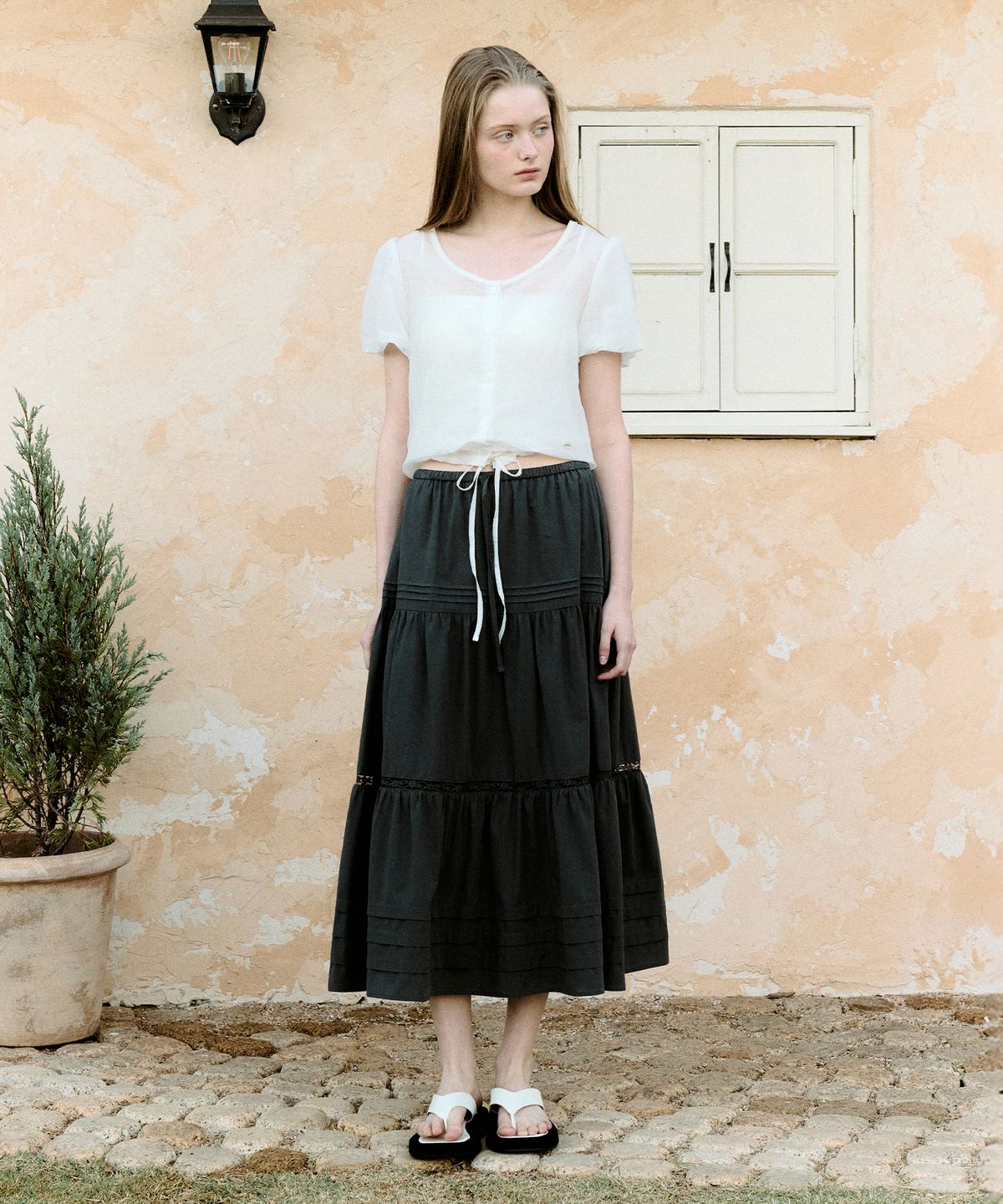 로라로라(ROLAROLA) LACE PINTUCK LONG SKIRT CHARCOAL