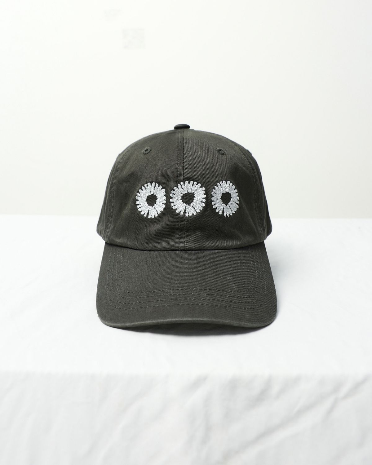 999휴머니티(999HUMANITY) 로고 아카이브 캡 (차콜)