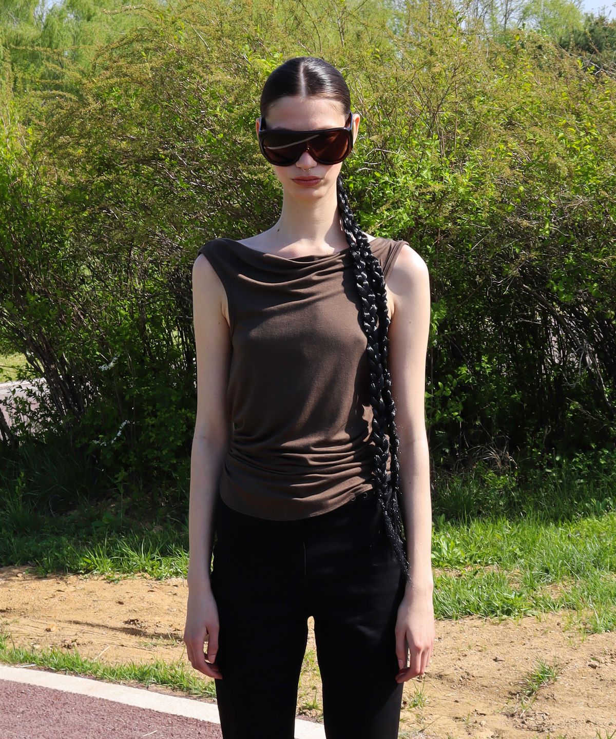 더포르타(THEPORTA) UNBALANCED BACK TWISTED SLEEVELESS TOP, BROWN