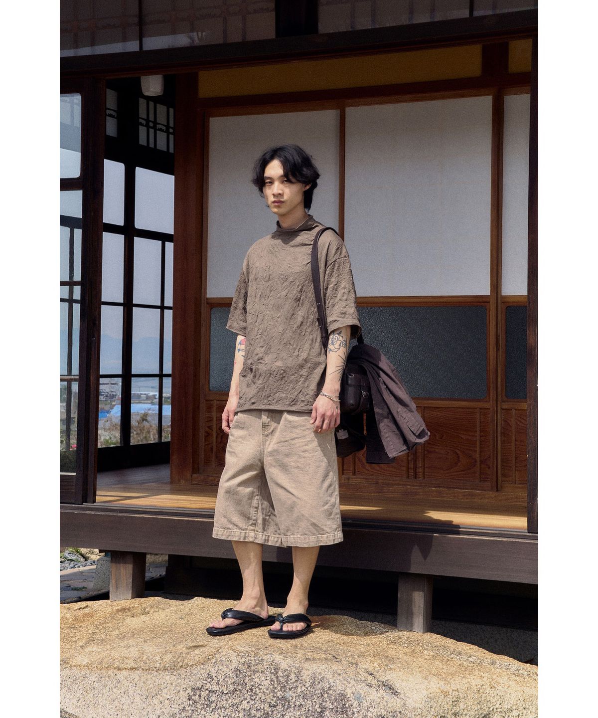 유스(YOUTH) Creased Mock-neck H/S T-shirt - Brown