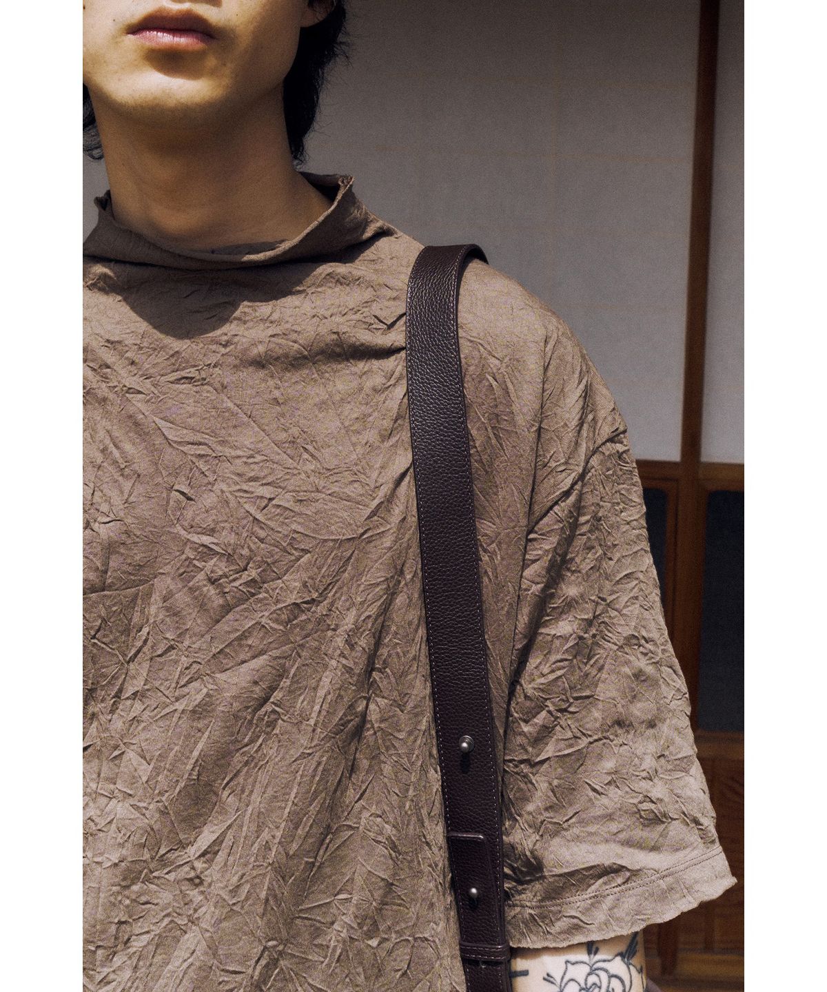 유스(YOUTH) Creased Mock-neck H/S T-shirt - Brown