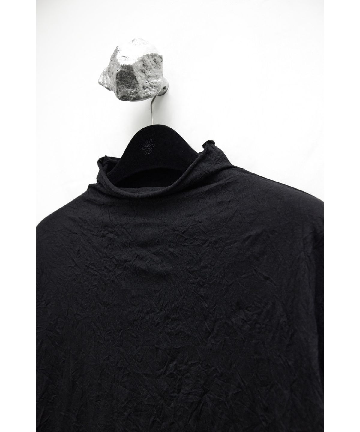 유스(YOUTH) Creased Mock-neck H/S T-shirt - Black