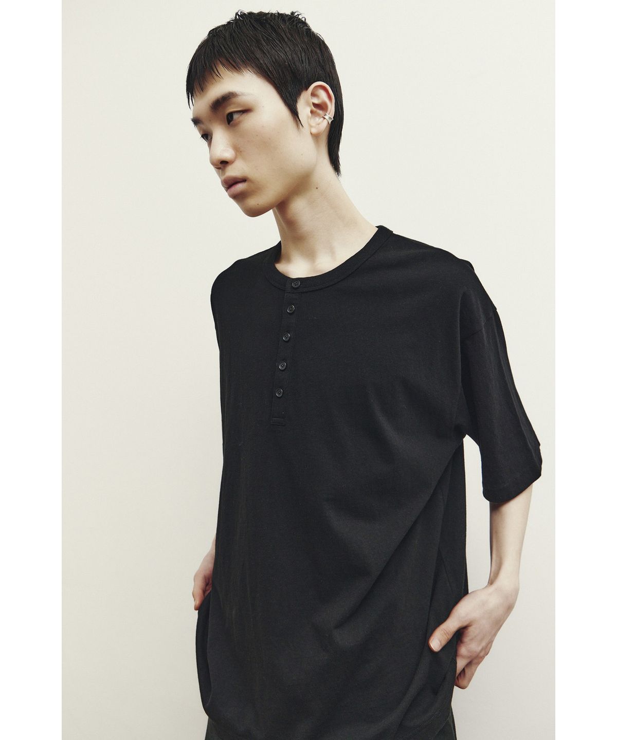 유스(YOUTH) Henley Neck H/S T-shirt - Black