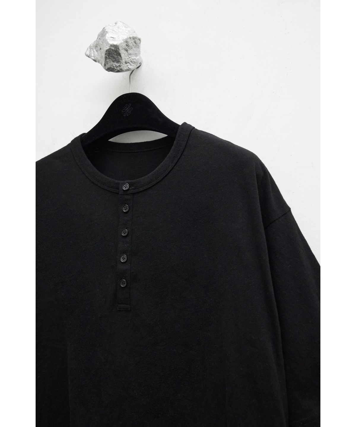 유스(YOUTH) Henley Neck H/S T-shirt - Black