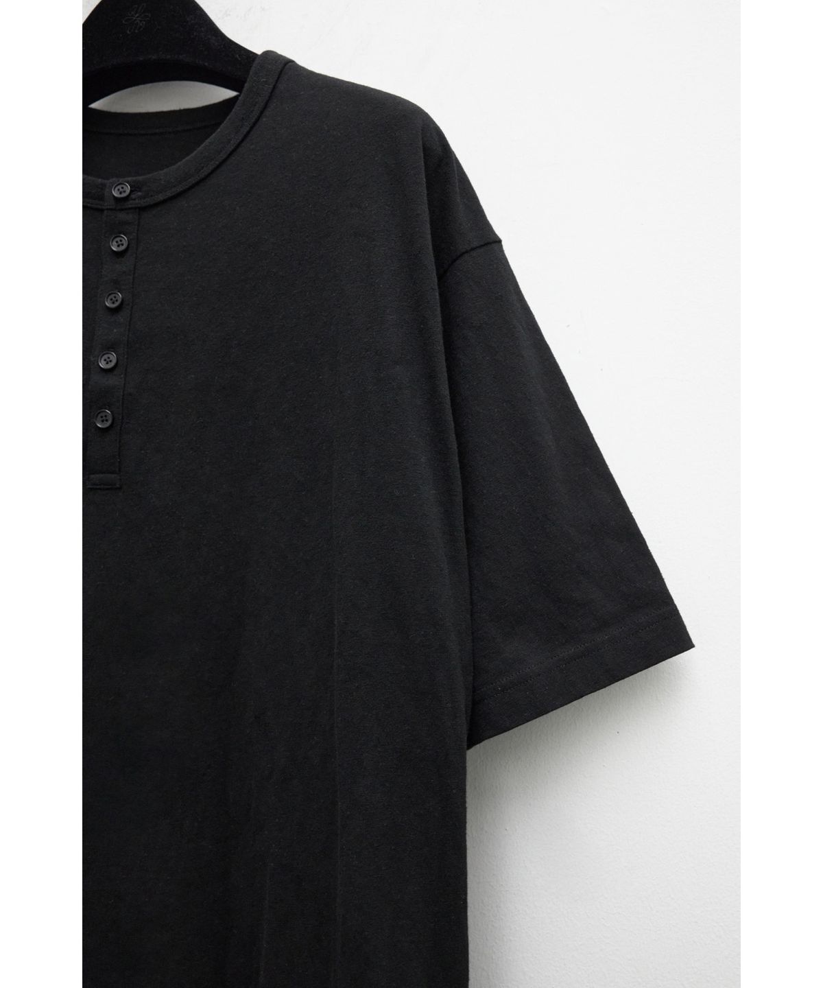 유스(YOUTH) Henley Neck H/S T-shirt - Black