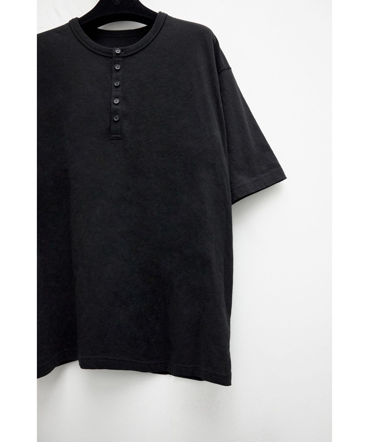 유스(YOUTH) Henley Neck H/S T-shirt - Black