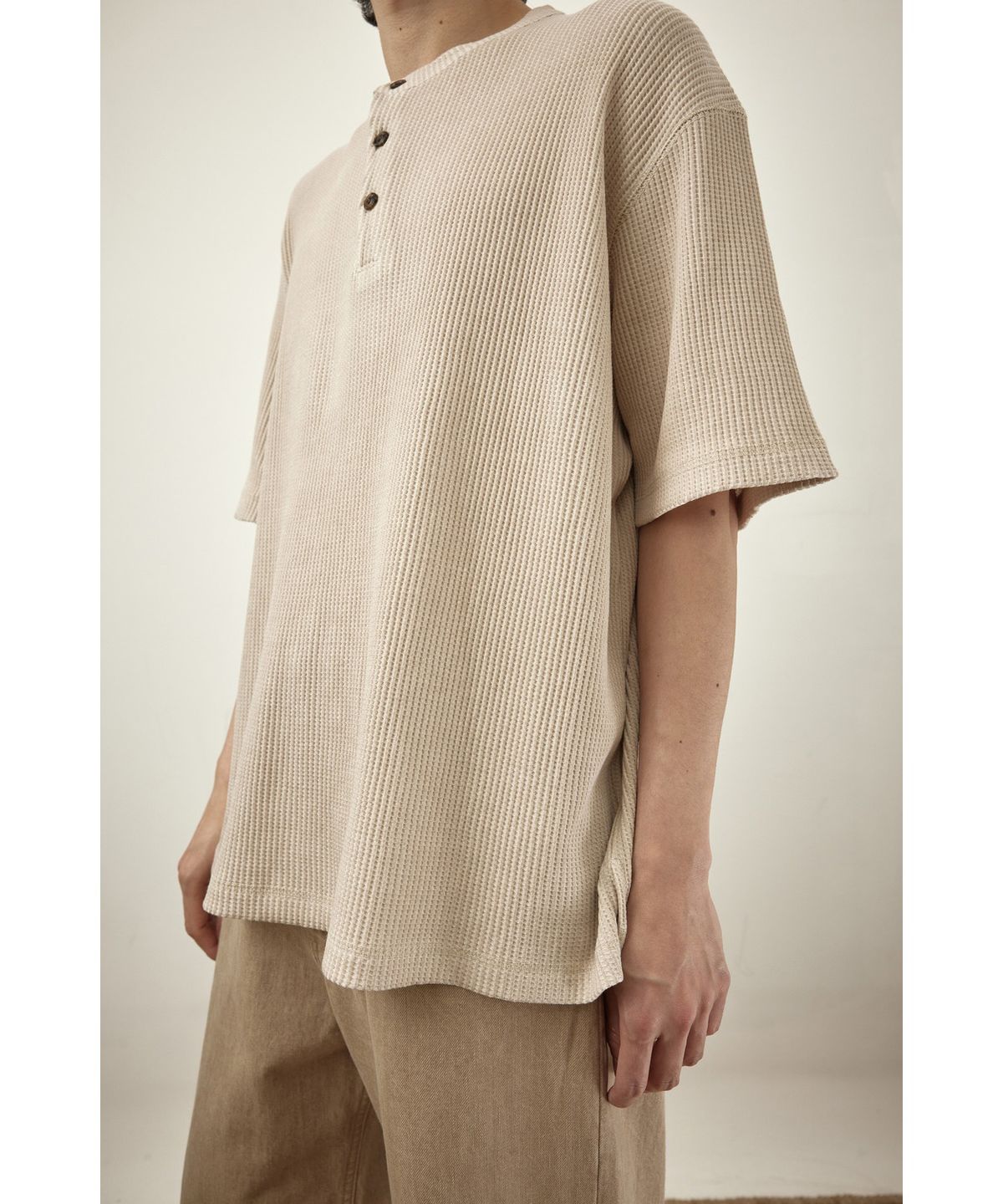 유스(YOUTH) Waffle Henley Neck H/S T-shirt - Light Beige