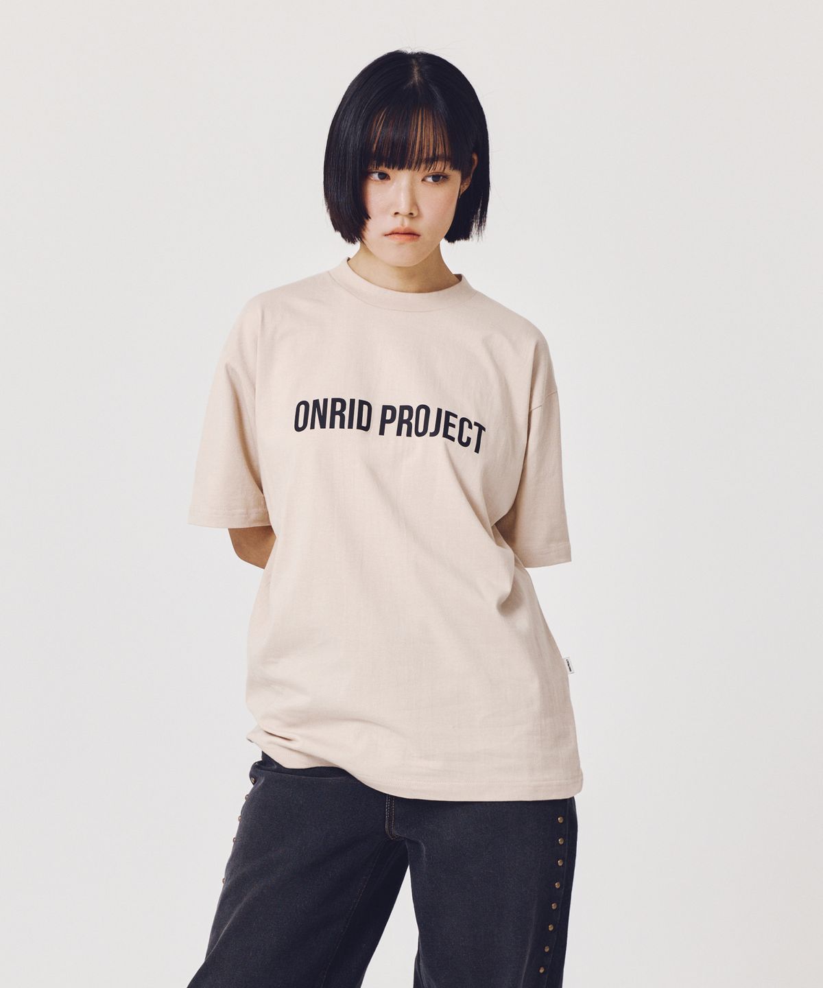 온리드프로젝트(ONRIDPROJECT) 빅 로고 티셔츠 - 베이지