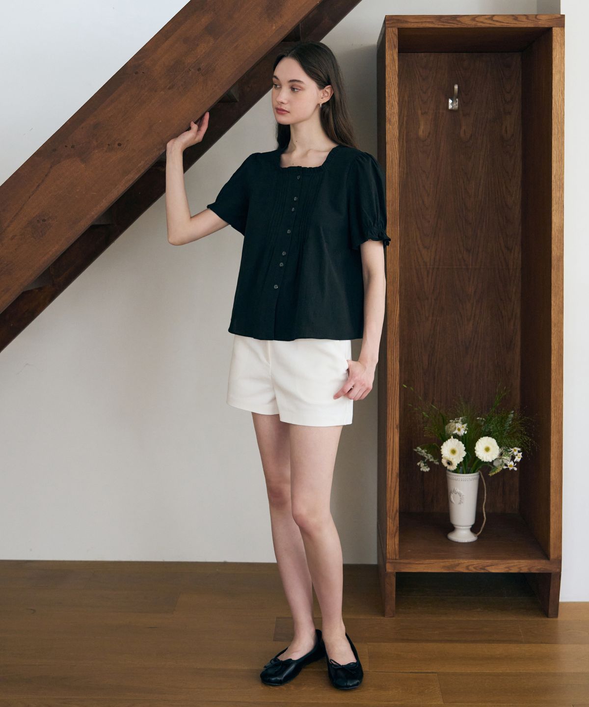 드로우핏 우먼(DRAWFIT WOMEN) 핀턱 셔링 퍼프 반팔 블라우스 [BLACK]