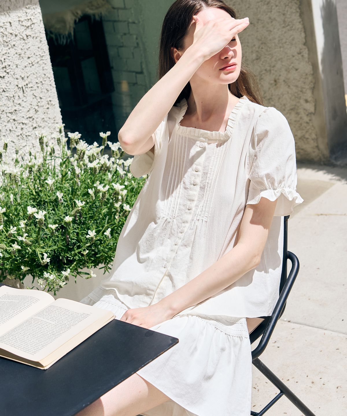 드로우핏 우먼(DRAWFIT WOMEN) 핀턱 셔링 퍼프 반팔 블라우스 [WHITE]