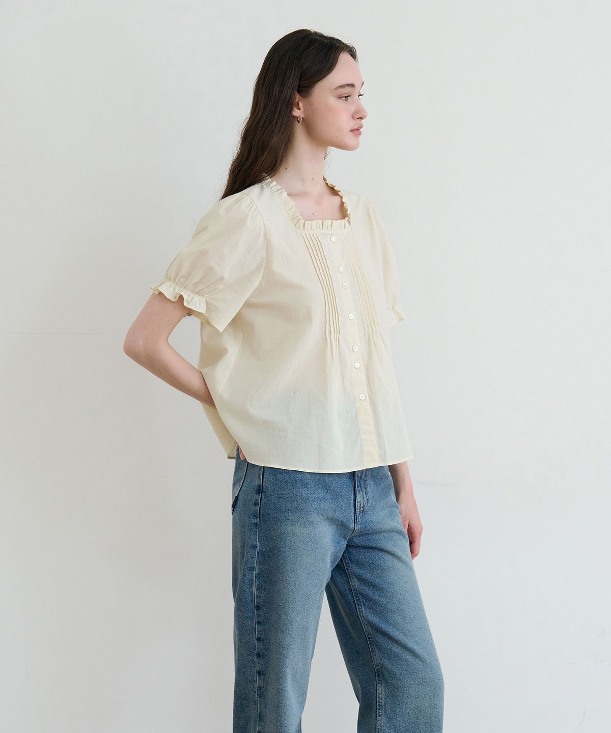 드로우핏 우먼(DRAWFIT WOMEN) 핀턱 셔링 퍼프 반팔 블라우스 [L.BEIGE]