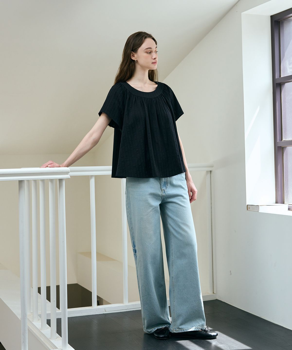 드로우핏 우먼(DRAWFIT WOMEN) 플레르 셔링 볼륨 블라우스 [BLACK]
