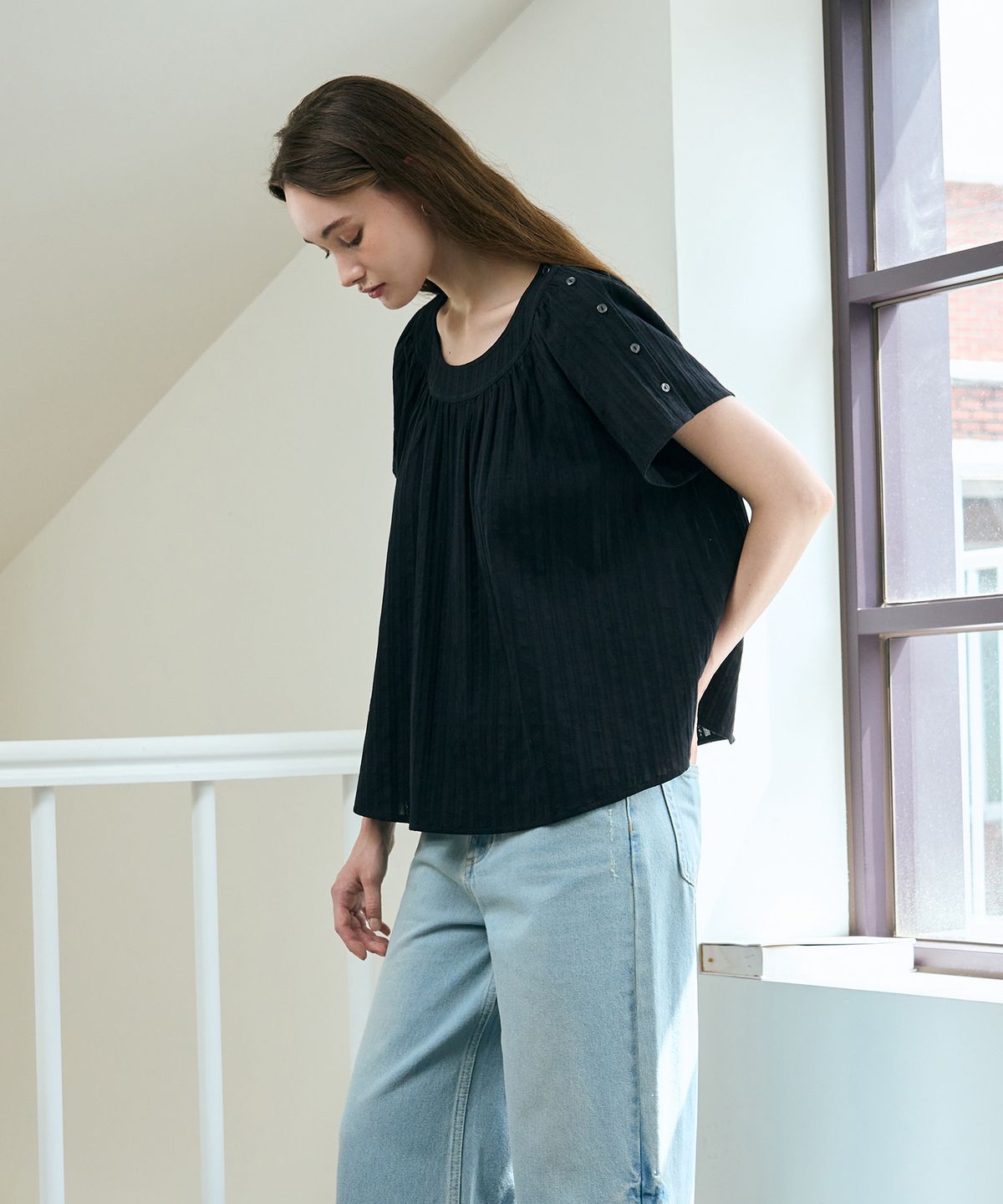 드로우핏 우먼(DRAWFIT WOMEN) 플레르 셔링 볼륨 블라우스 [BLACK]