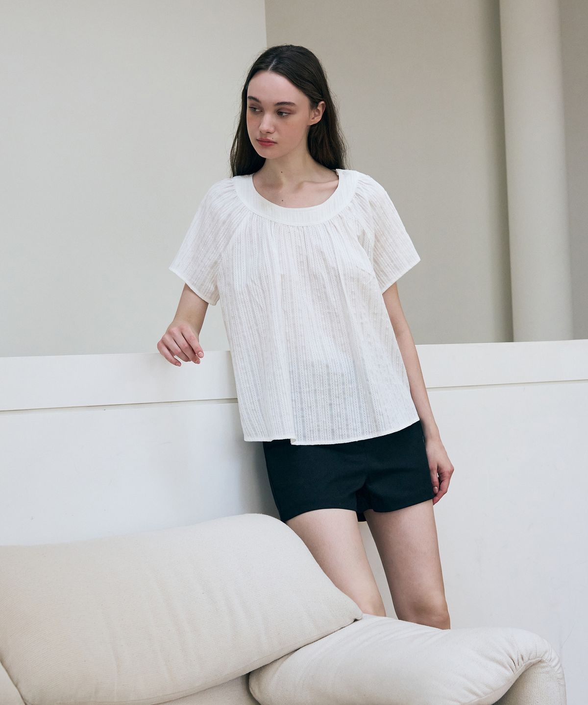 드로우핏 우먼(DRAWFIT WOMEN) 플레르 셔링 볼륨 블라우스 [BLACK]