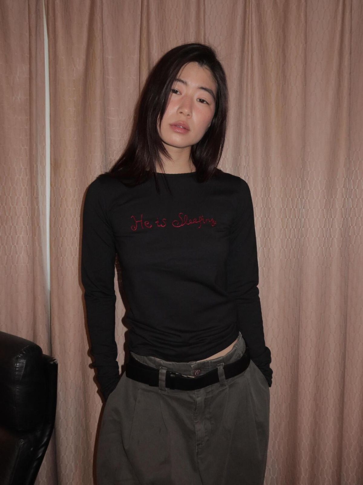 어텐즈(ATTENDS) He is sleeping tee shirt (Black)