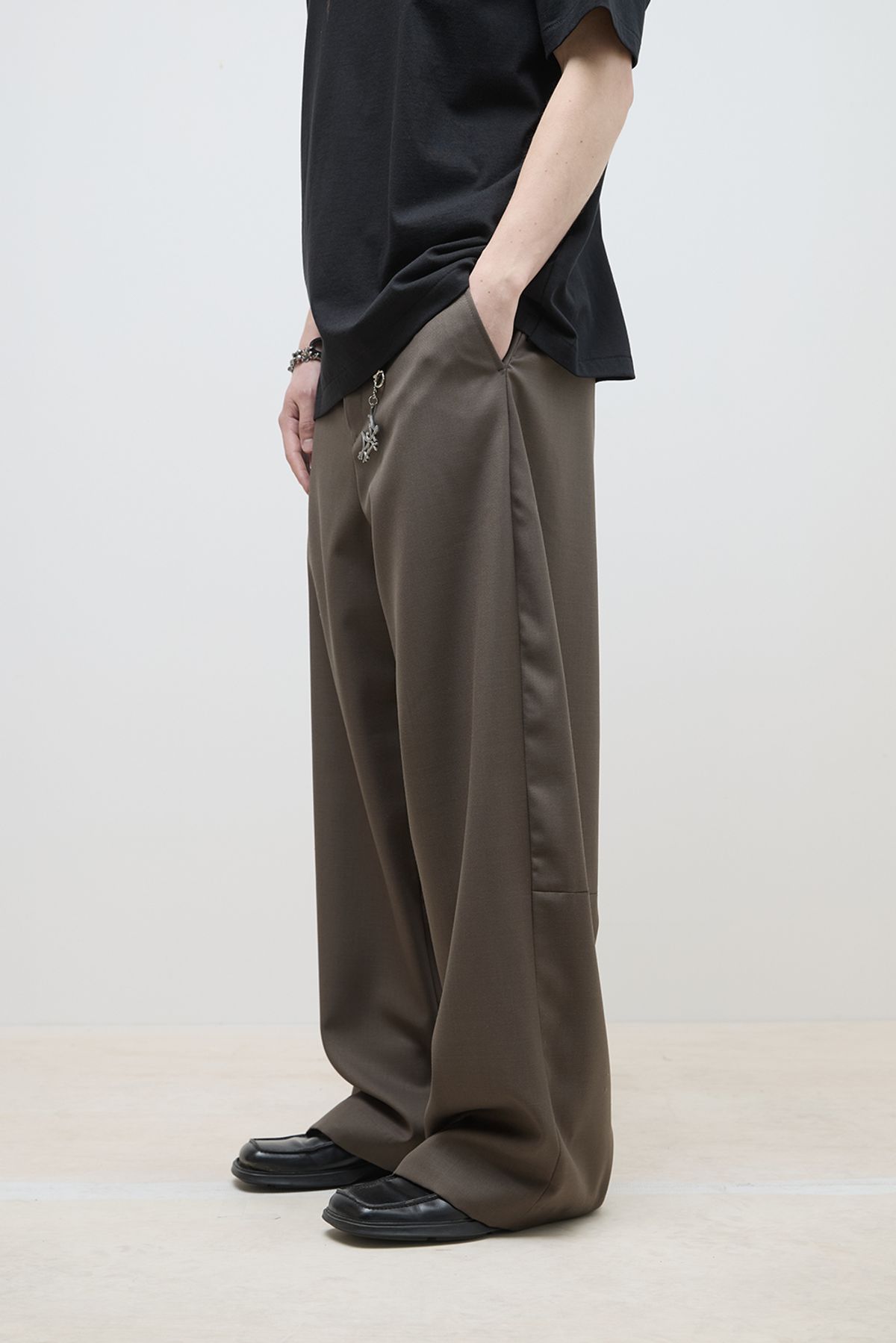 해칭룸(HATCHINGROOM) Wide Curve Trousers Wool Mud Brown