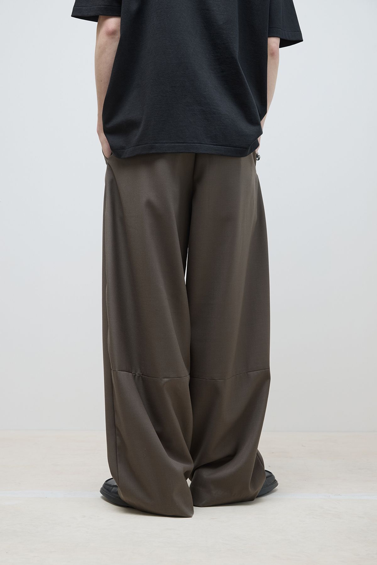 해칭룸(HATCHINGROOM) Wide Curve Trousers Wool Mud Brown
