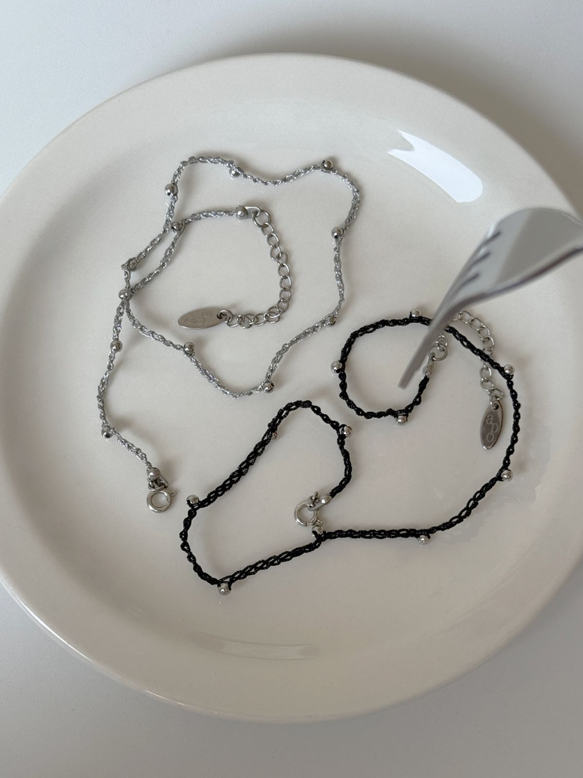 애플파이오더(APPLE PIE ORDER) Crochet Silver Ball Choker.(2color)