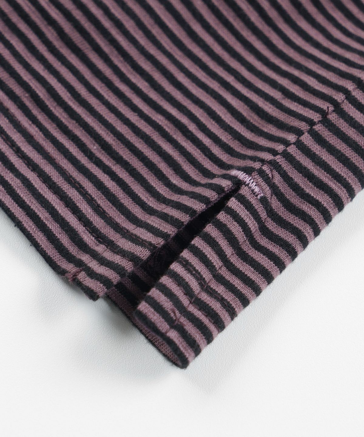 프리즘웍스(FRIZMWORKS) THIN STRIPE HALF TEE _ RED BEAN